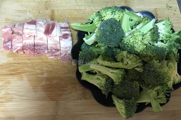 培根炒西兰花的做法图解1