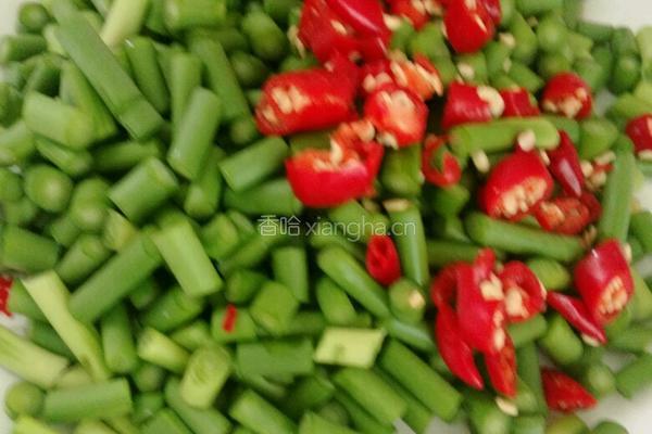 蒜苔炒肉的做法图解1