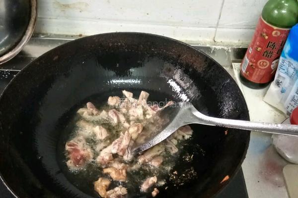 蕨菜炒肉的做法图解3