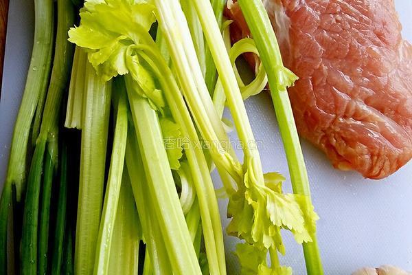 香芹炒肉的做法图解1