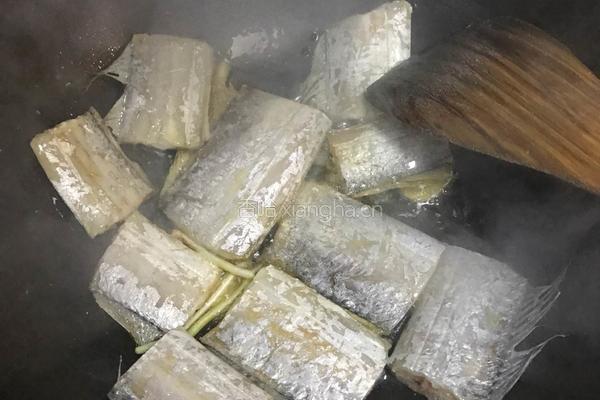 葱香带鱼的做法图解3