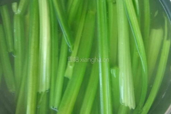 芹菜肉饺子馅的做法图解1