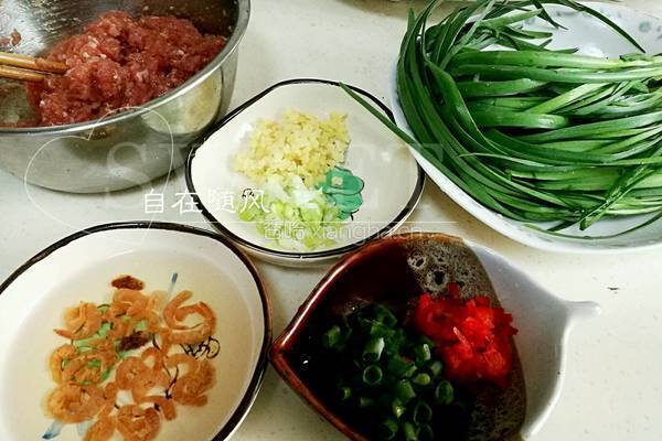 韭菜猪肉锅贴的做法图解1