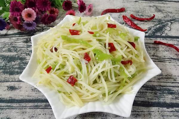 酸辣土豆丝的做法图解1