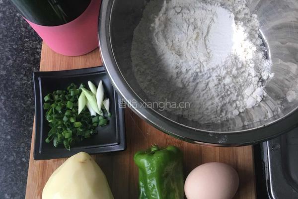 土豆丝菠菜煎饼的做法图解1