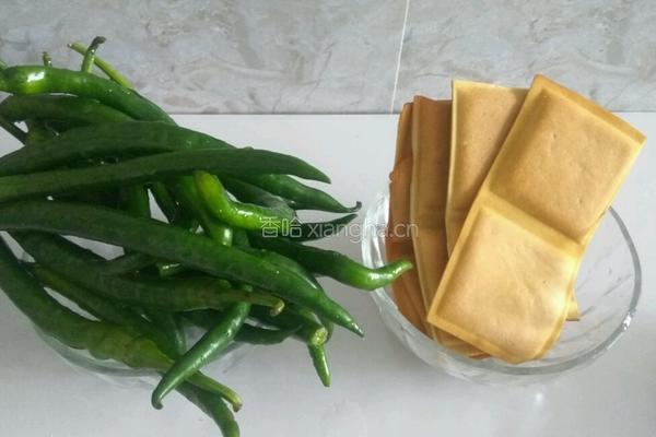 尖椒炒豆干的做法图解1