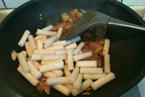 辣白菜炒年糕的做法图解3
