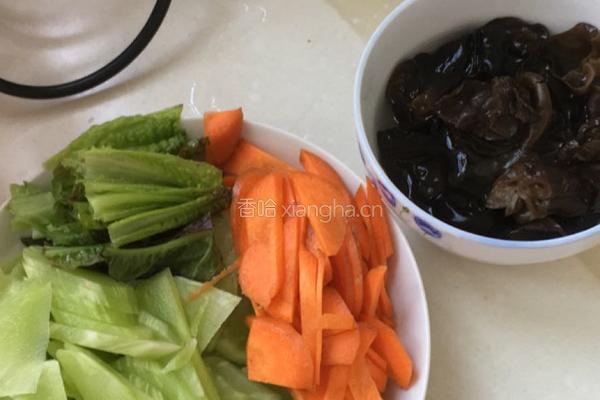 莴苣炒香肠的做法图解1