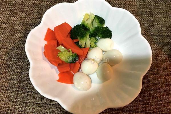 白玉菇鹌鹑蛋肉片蔬菜汤的做法图解2