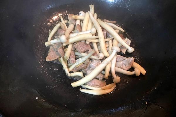 白玉菇鹌鹑蛋肉片蔬菜汤的做法图解5