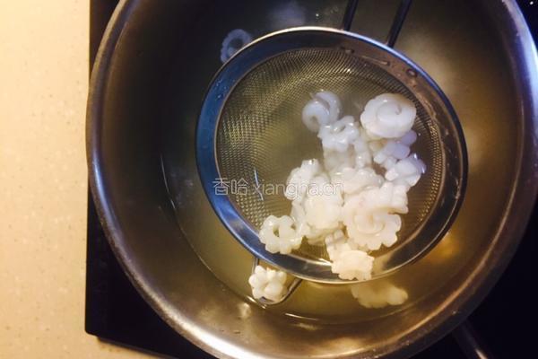 西芹拌鱿鱼花的做法图解8