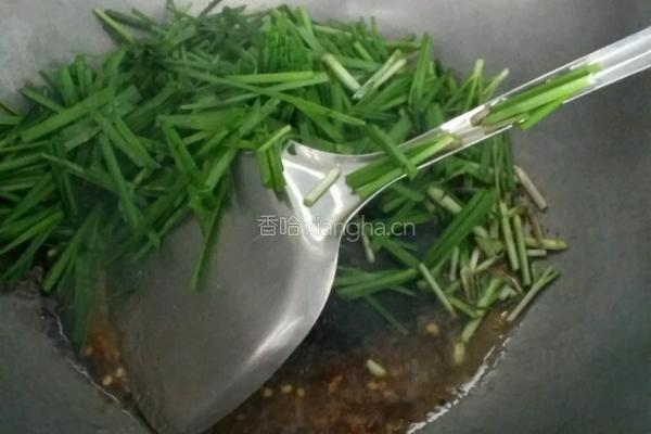 韭菜炒蜂儿的做法图解3