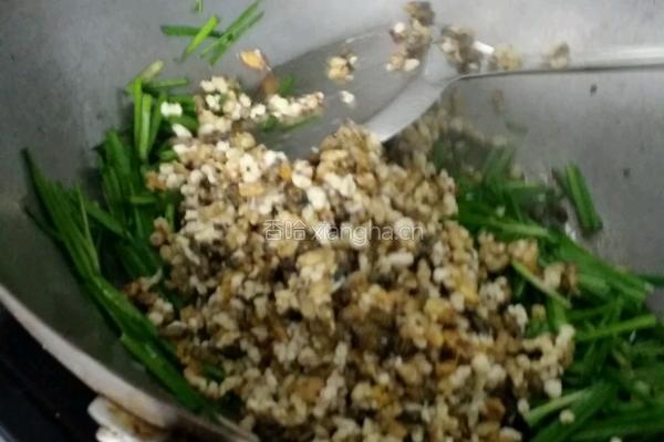 韭菜炒蜂儿的做法图解4