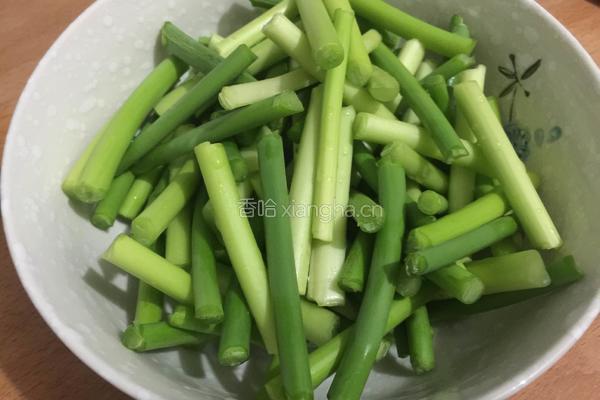 蒜薹叉烧肉的做法图解1