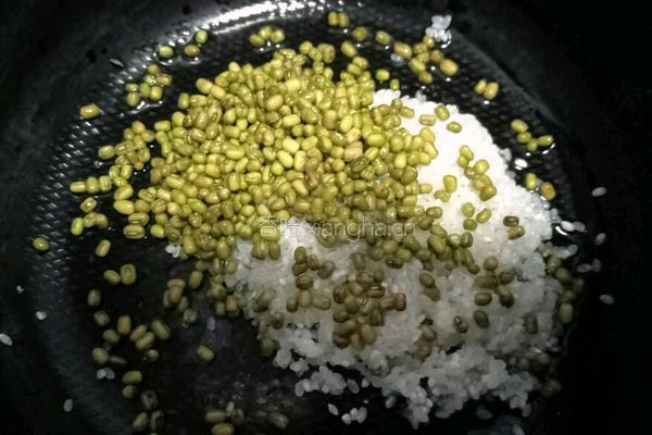大米绿豆粥的做法图解2