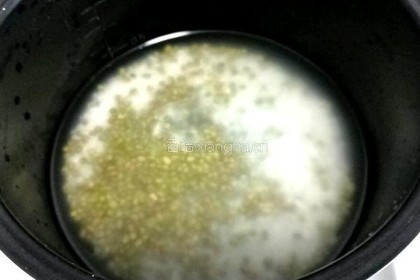 大米绿豆粥的做法图解3