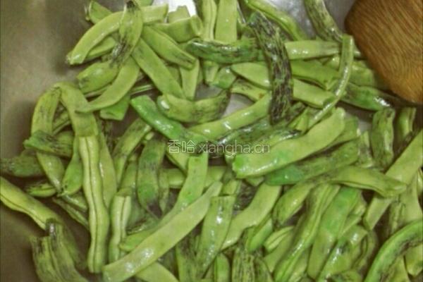 咸肉煸豆角的做法图解1
