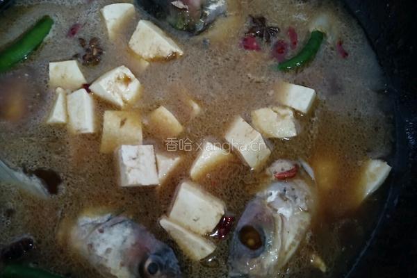 鱼头炖豆腐的做法图解3