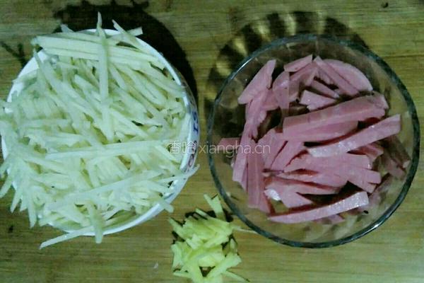 火腿炒土豆丝的做法图解1