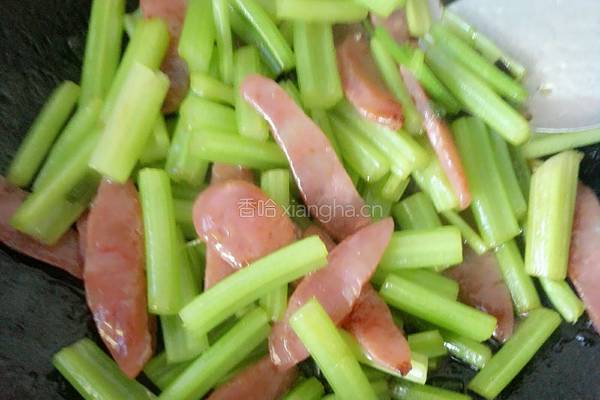 芹菜炒腊肠的做法图解7