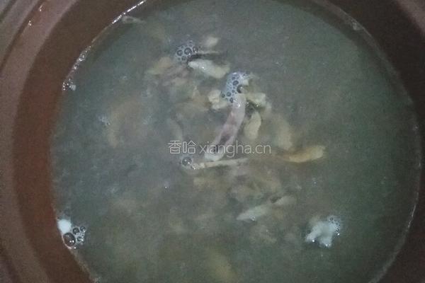 淡菜墨鱼排骨汤的做法图解3