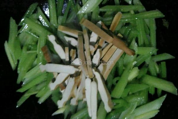 鸡蛋芹菜炒豆干的做法图解6