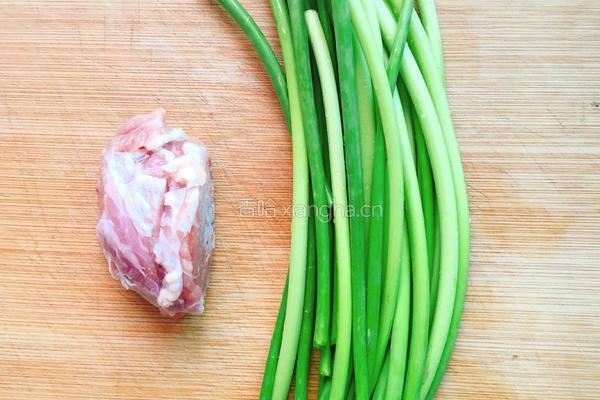 蒜薹炒肉丝的做法图解1