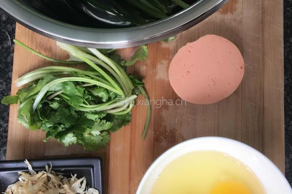 韭菜鸡蛋虾皮饺子的做法图解1