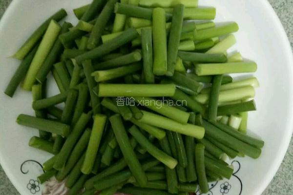 腊肉炒蒜苔的做法图解1