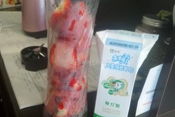 草莓奶昔的做法图解1