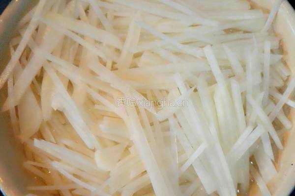 土豆丝炒肉的做法图解1