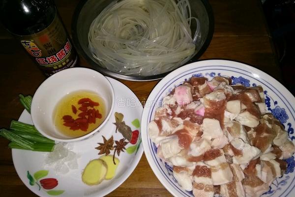 红烧肉炖粉条的做法图解1