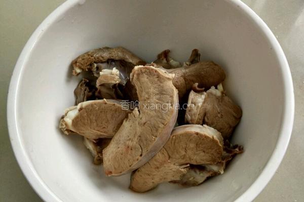 莲子红枣桂圆猪心汤的做法图解4