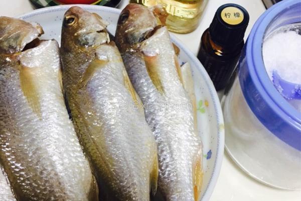 香酥小海鱼的做法图解1