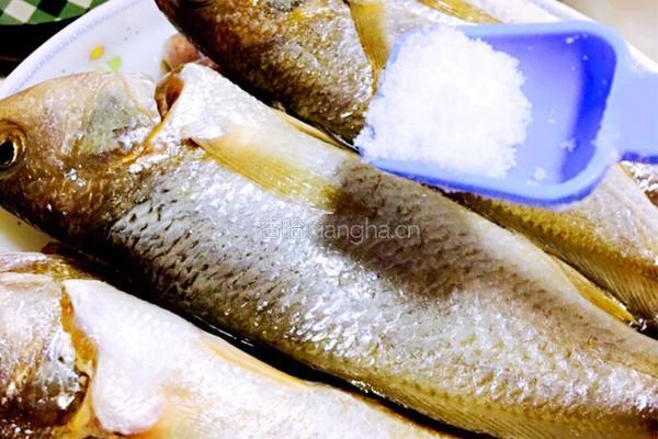 香酥小海鱼的做法图解2