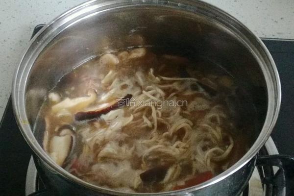 牛肉鲜蘑蔬菜面的做法图解6