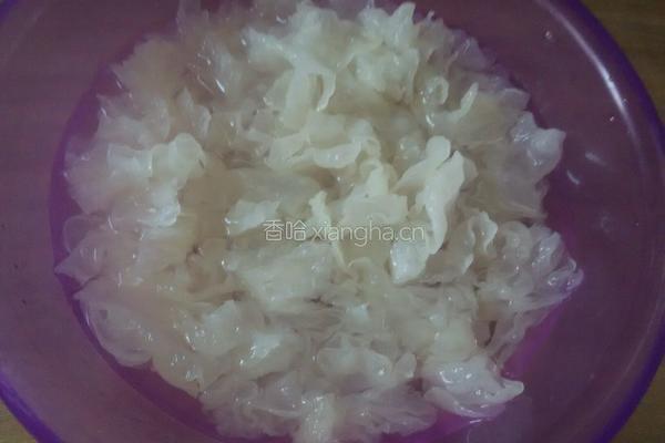 银耳莲子枸杞羹的做法图解1