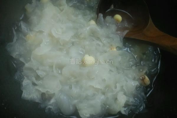 银耳莲子枸杞羹的做法图解5