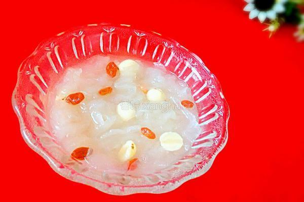 银耳莲子枸杞羹的做法图解9
