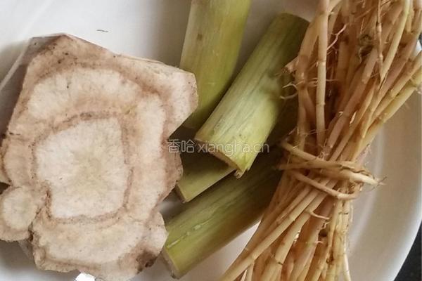 竹蔗茅根粉葛排骨汤的做法图解2