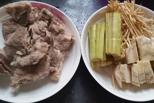 竹蔗茅根粉葛排骨汤的做法图解3