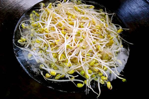 韭菜炒黄豆芽的做法图解3