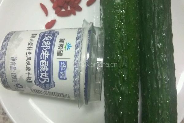 酸奶黄瓜的做法图解1