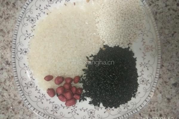 核桃黑米粥的做法图解1