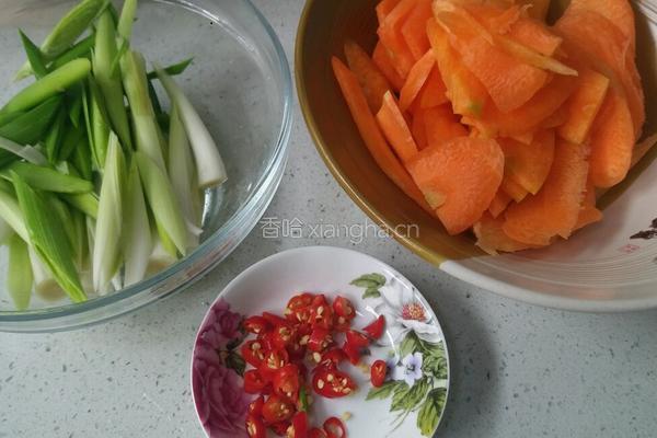 五花肉炒胡萝卜的做法图解1