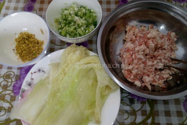 白菜肉卷的做法图解1