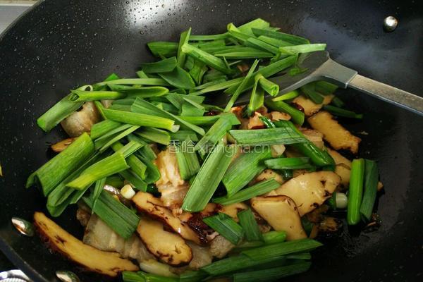 五花肉香干炒青蒜的做法图解6