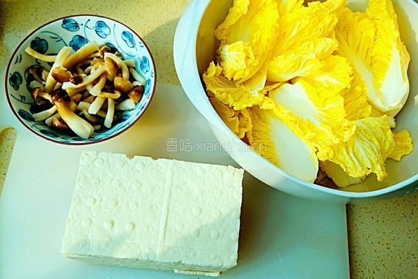 豆腐白菜蟹味菇汤的做法图解1