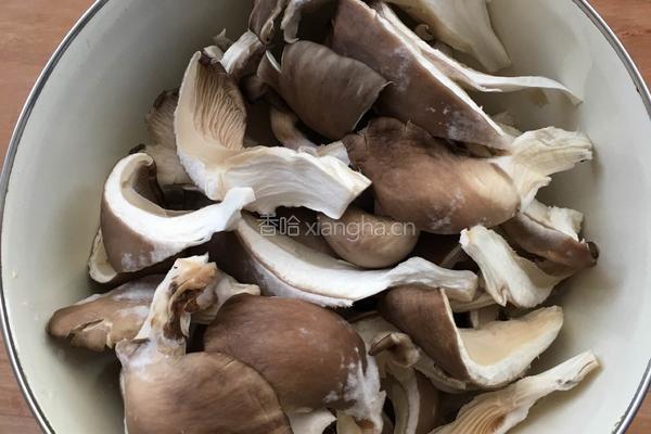 椒盐蘑菇的做法图解1