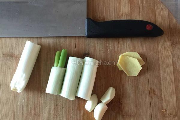 牛肉丸子汤的做法图解1